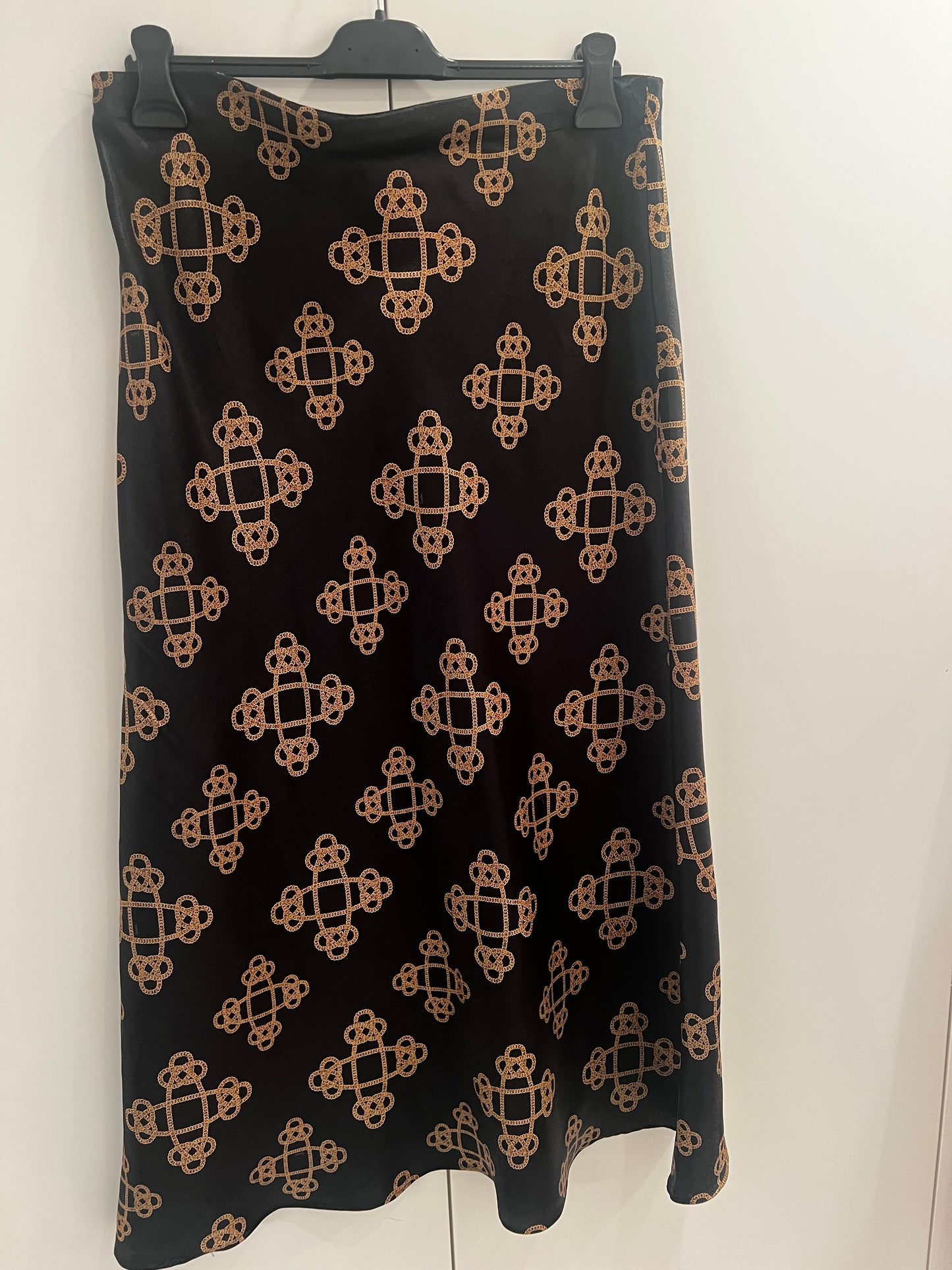 Gonna Nina in satin nero motivo catene