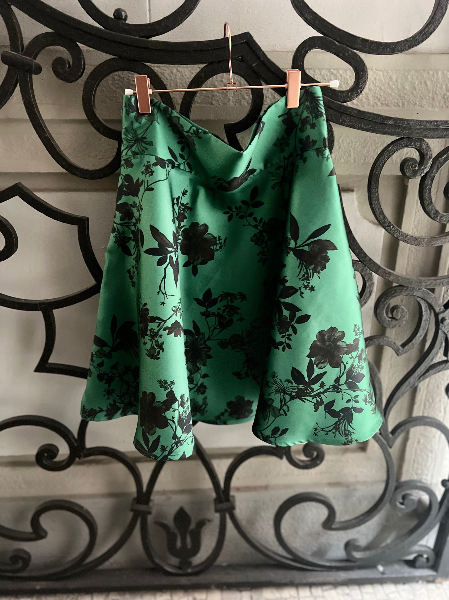 Gonna Valentina corta verde con fiori neri tessuto Douchesse
