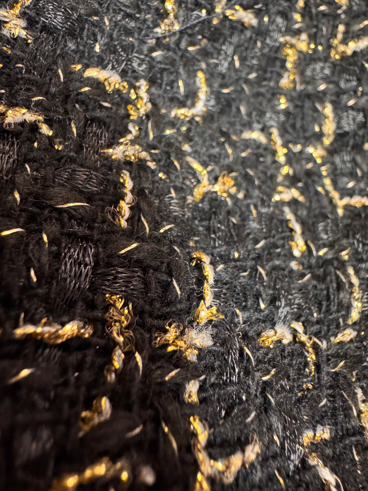 Giacca a cappa in tweed nero e oro con cintura
