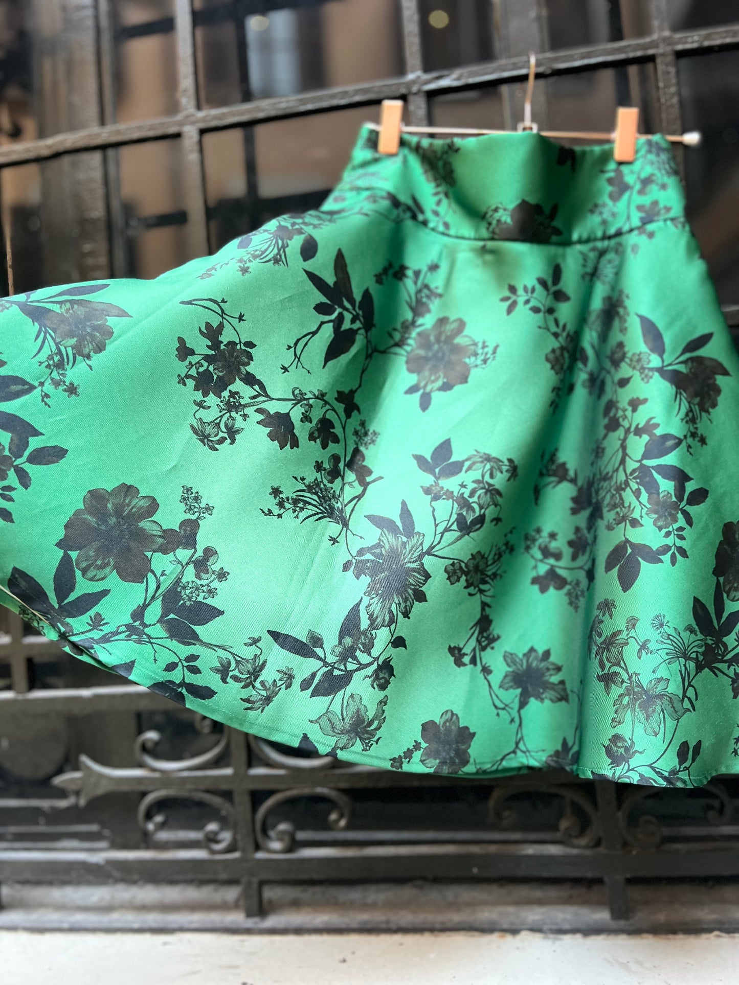 Gonna Valentina corta verde con fiori neri tessuto Douchesse