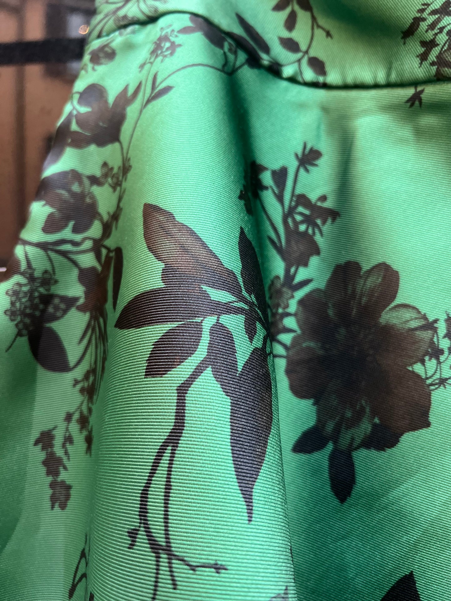 Gonna Valentina corta verde con fiori neri tessuto Douchesse