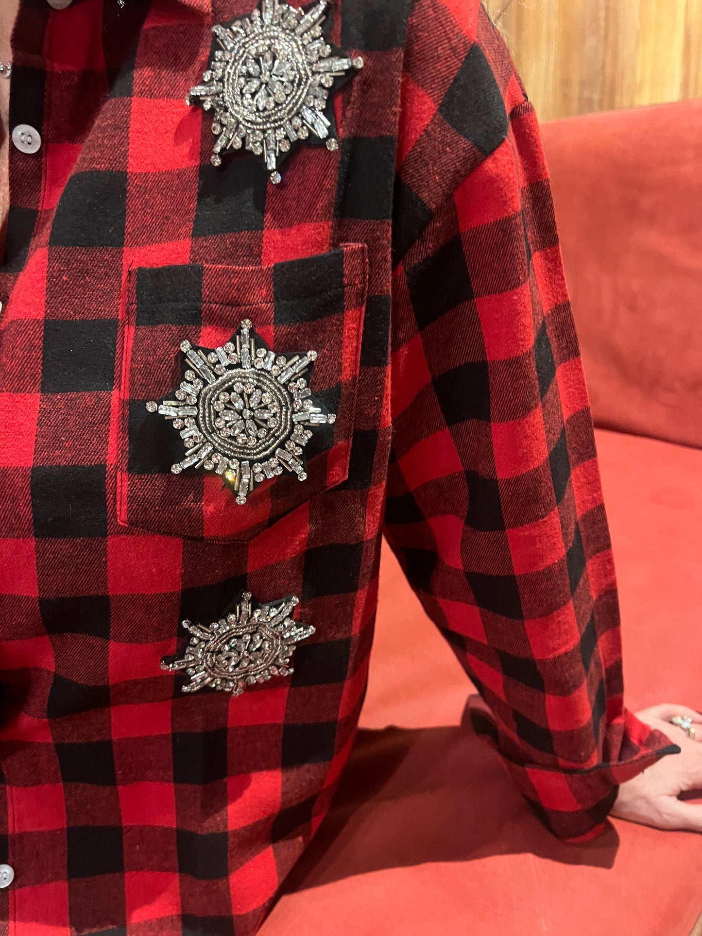 Camicia rossa quadri neri e 3 fiocchi di neve