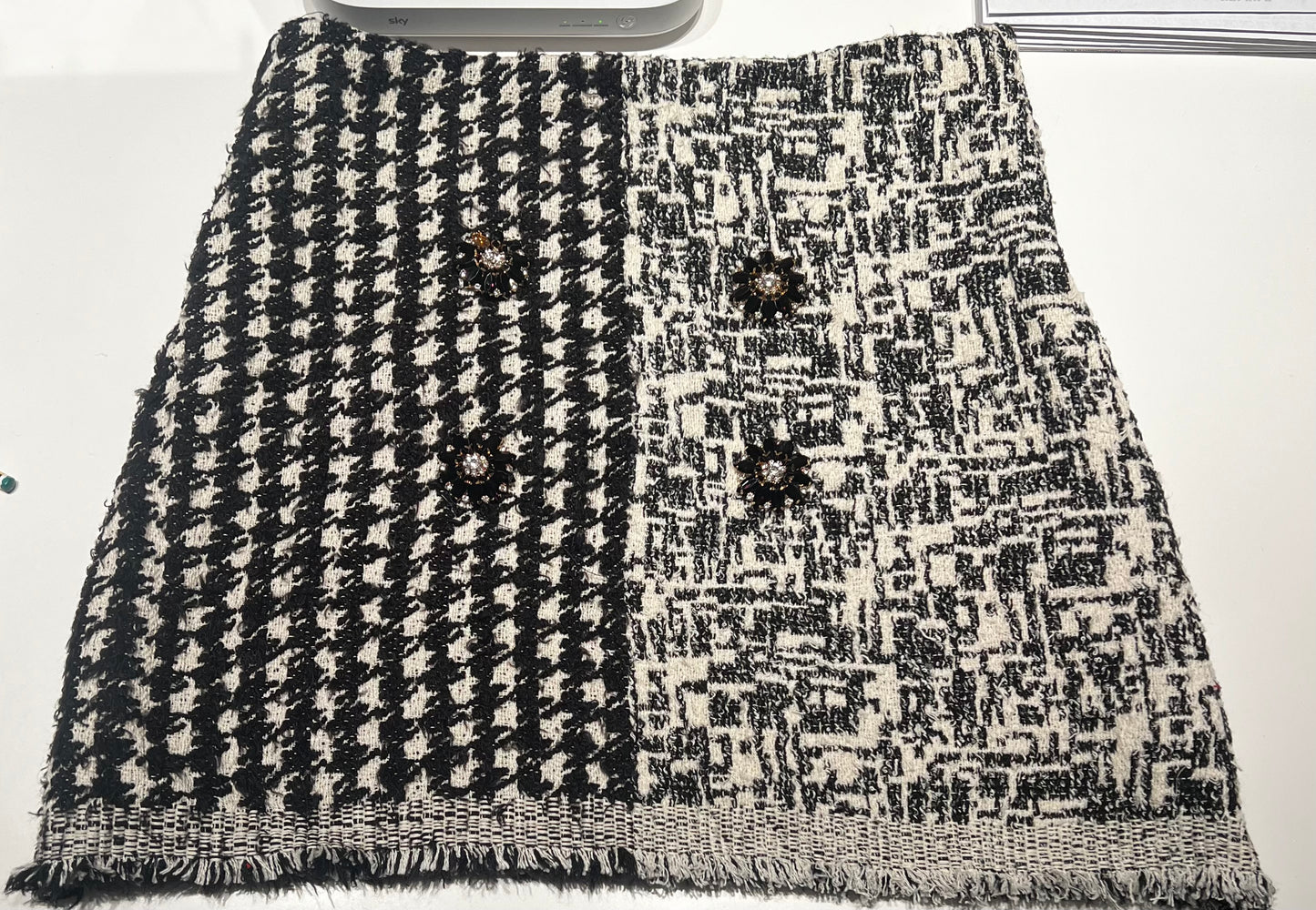 Gonna Monica Double Style in lana bianco e nero bottoni gioiello