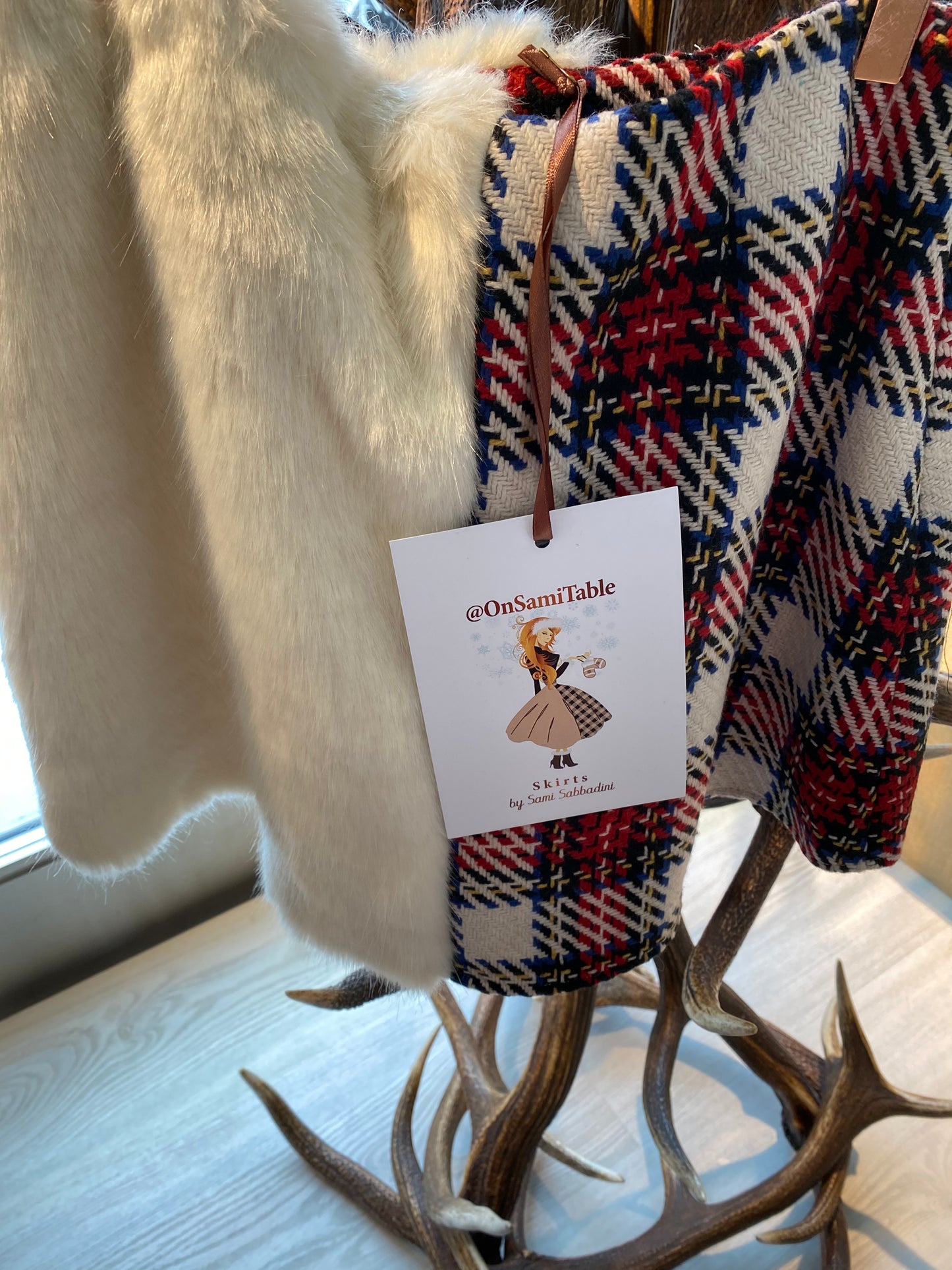 Gonna Monica in ecopelliccia bianca e lana scozzese