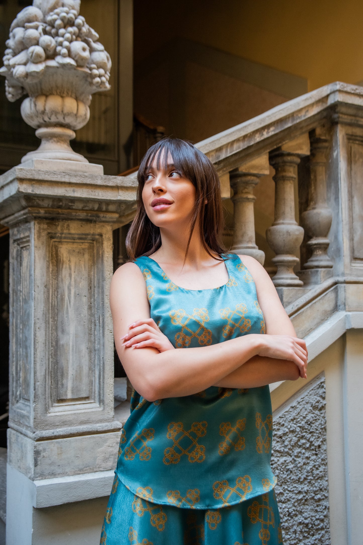 Top Senza maniche in satin motivo catene salvia