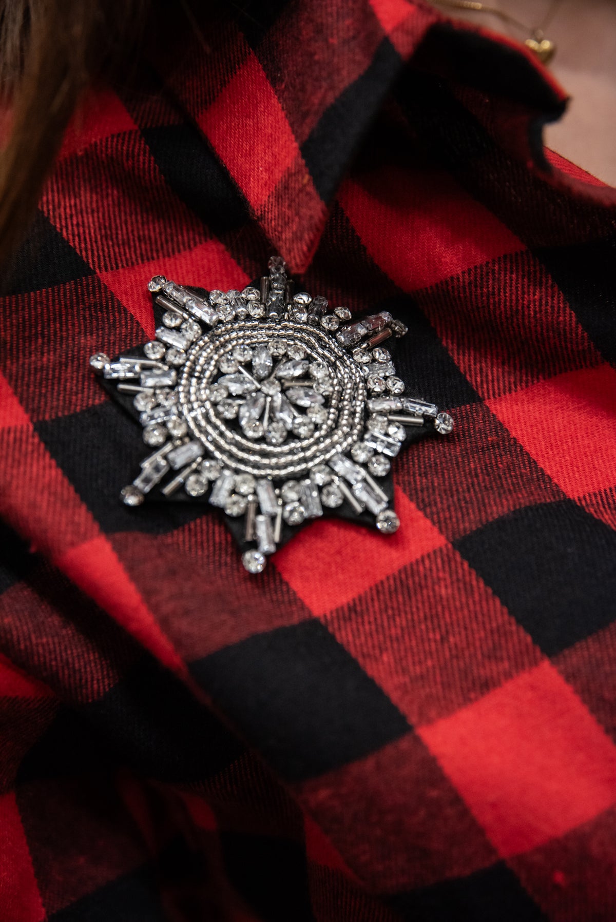 Camicia rossa quadri neri e applicazione strass