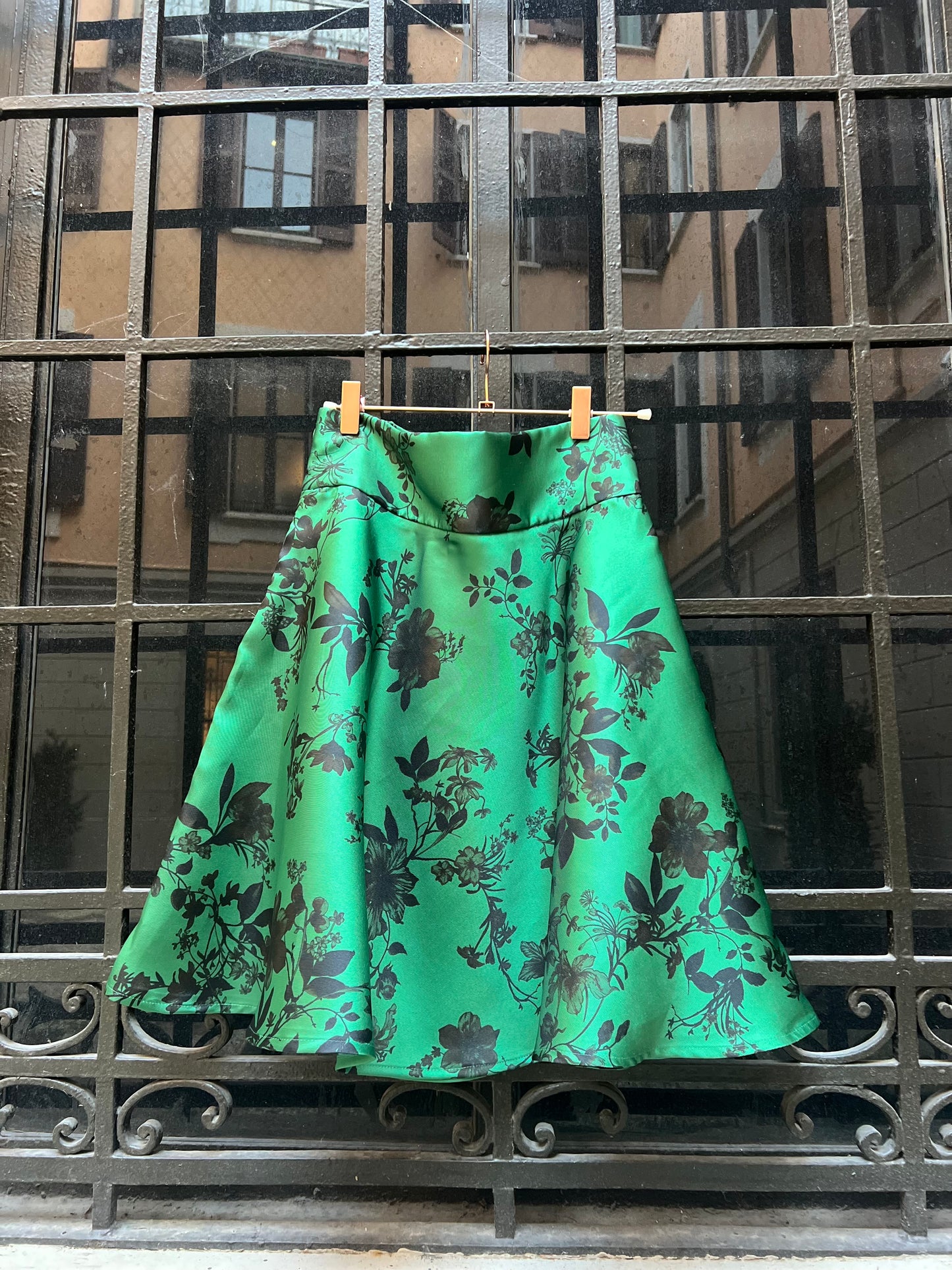 Gonna Valentina corta verde con fiori neri tessuto Douchesse