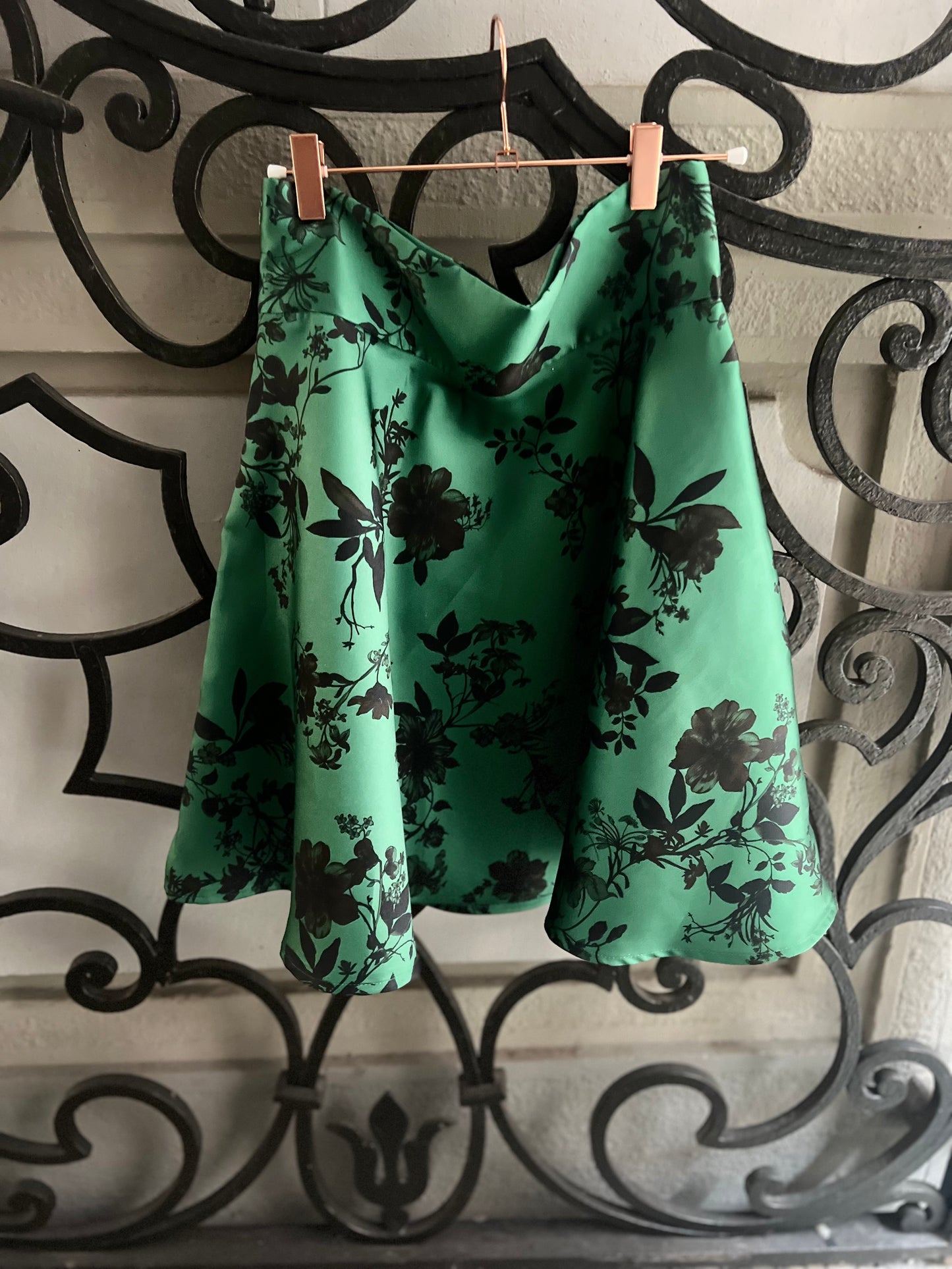 Gonna Valentina corta verde con fiori neri tessuto Douchesse