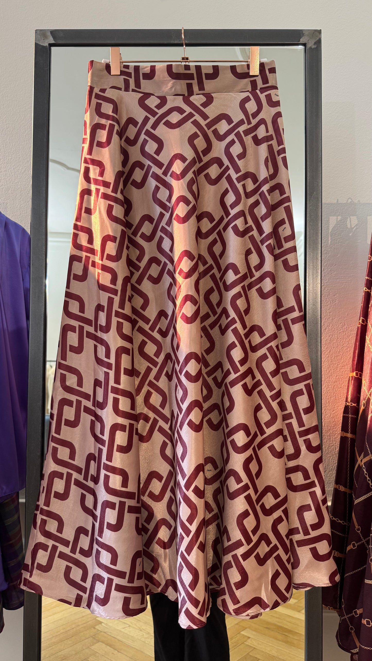 Gonna Malu’ in satin Mocka Mousse e Bordeaux greche