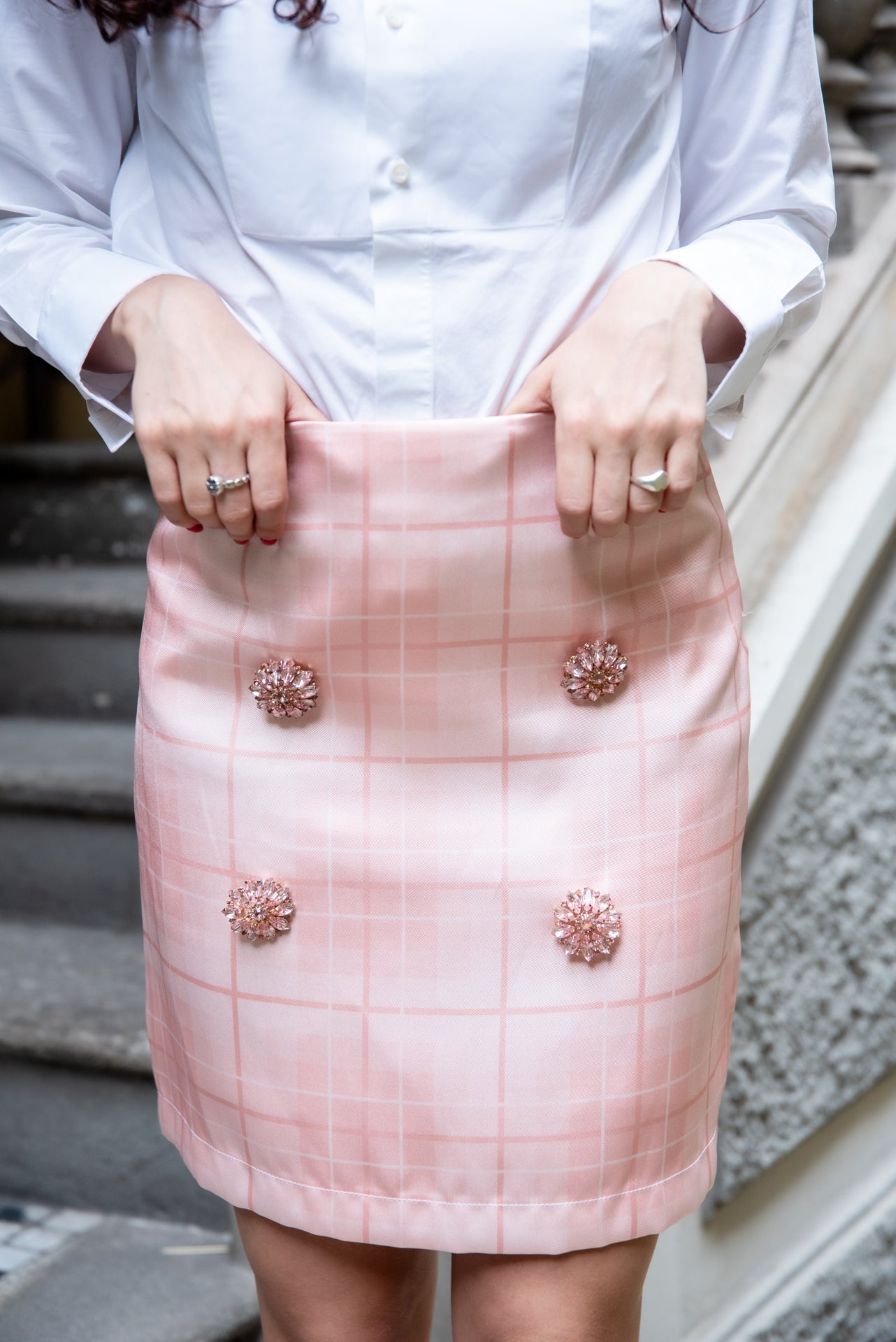 Gonna Monica Scacchi rosa con bottoni gioiello